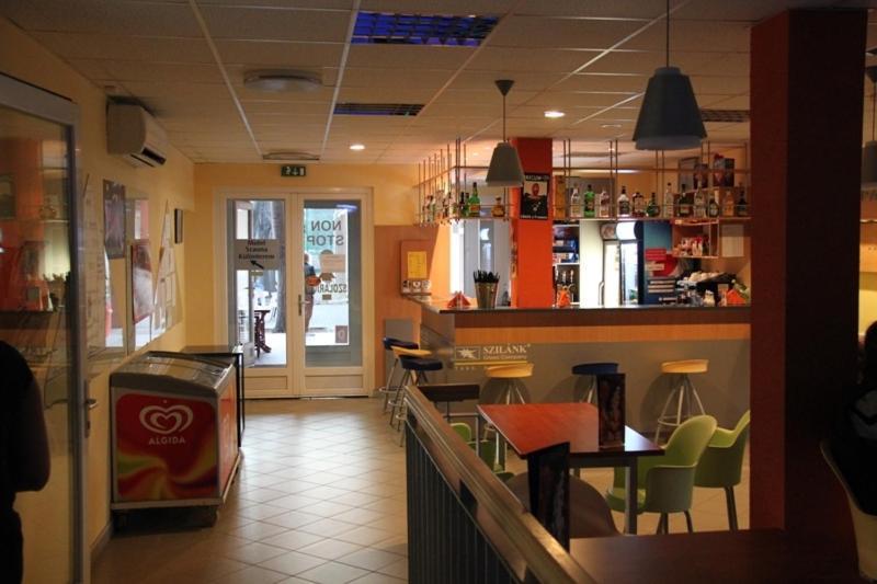 Teke Bowling Centrum Es Sport Panzio Szeged Exterior photo