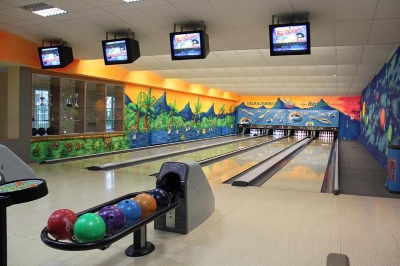 Teke Bowling Centrum Es Sport Panzio Szeged Exterior photo